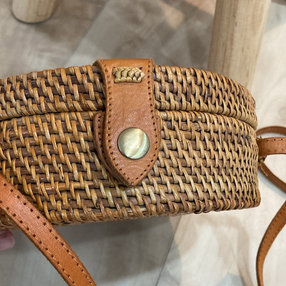 Round rattan satchel - Picture 2 of 11